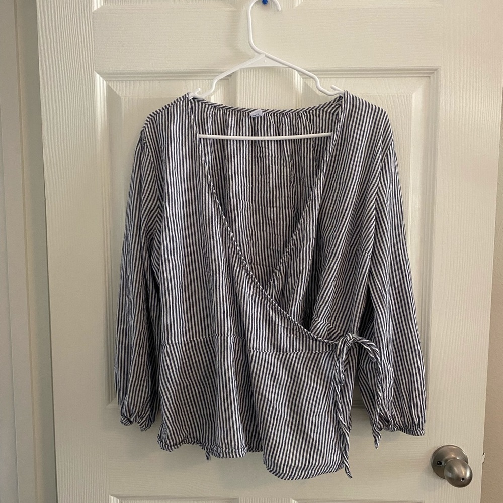 Old Navy Peplum Wrap Top EUC